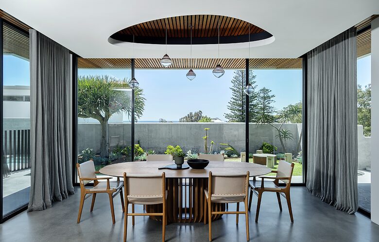 Concrete House in City Beach - Perth, Australia