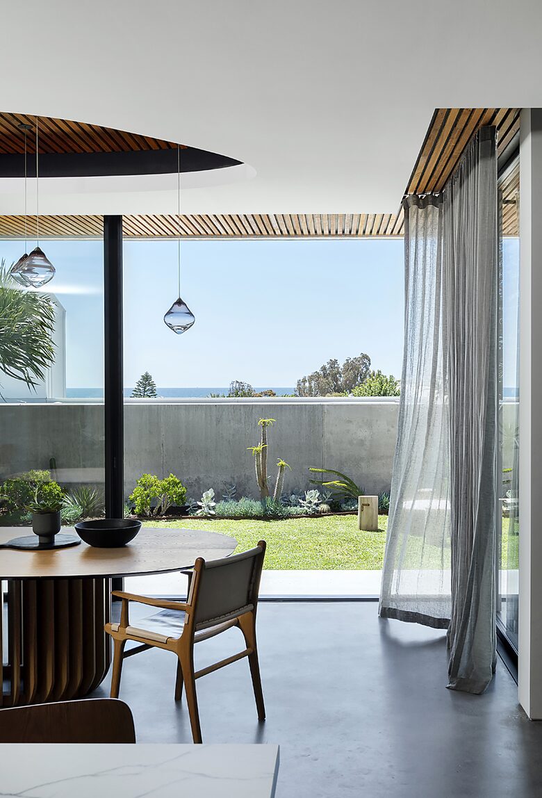Concrete House in City Beach - Perth, Australia