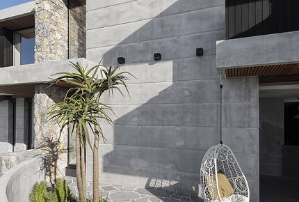 Concrete House in City Beach - Perth, Australia