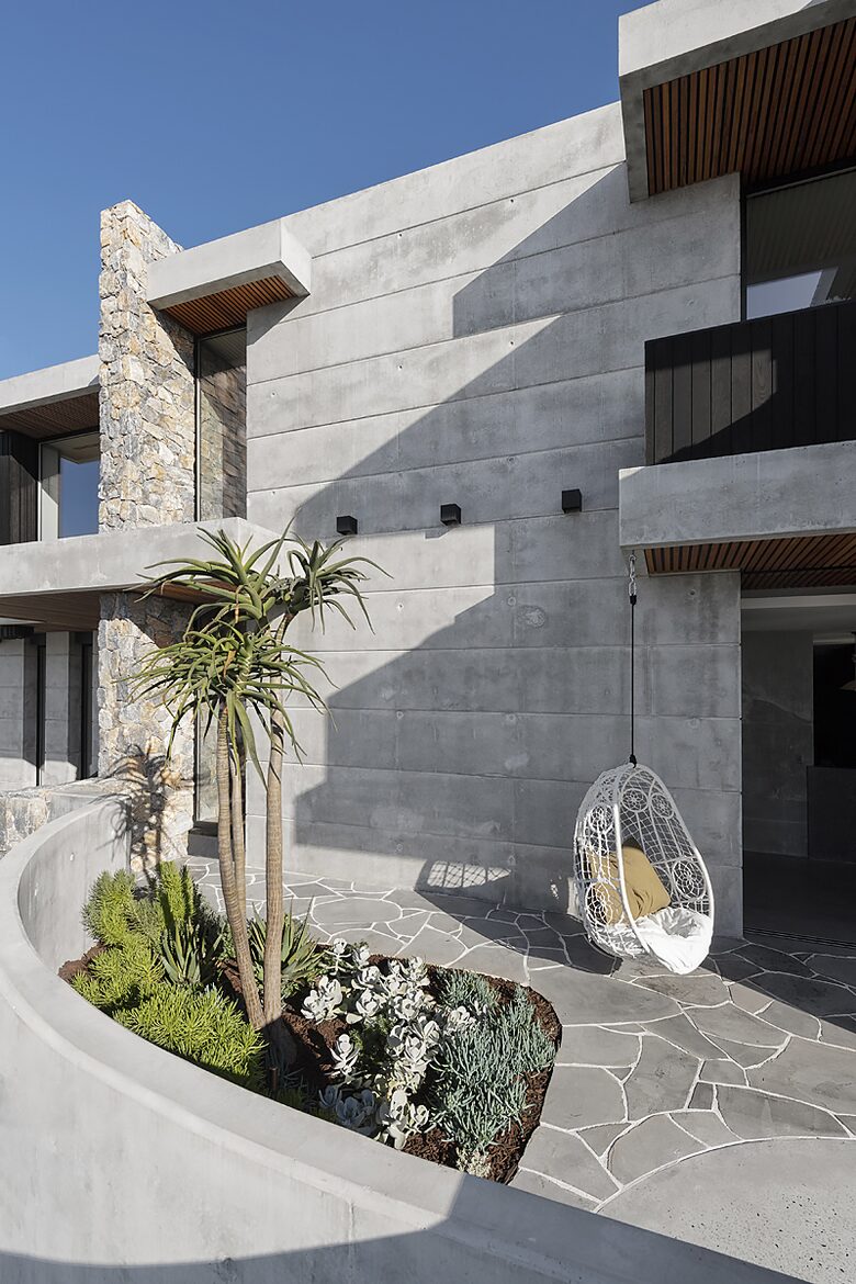 Concrete House in City Beach - Perth, Australia