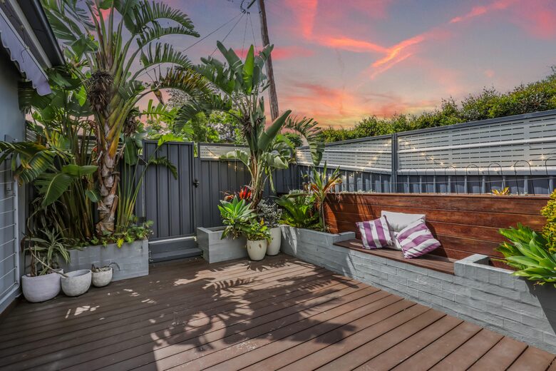 Newcastle Living from a Stylish Mayfield Home - Mayfield, Australia