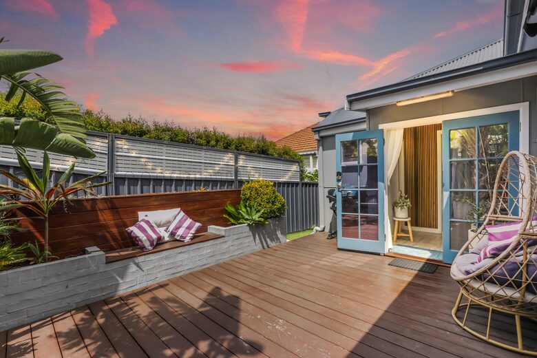 Newcastle Living from a Stylish Mayfield Home - Mayfield, Australia