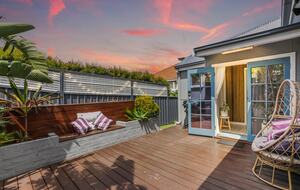 Newcastle Living from a Stylish Mayfield Home - Mayfield, Australia