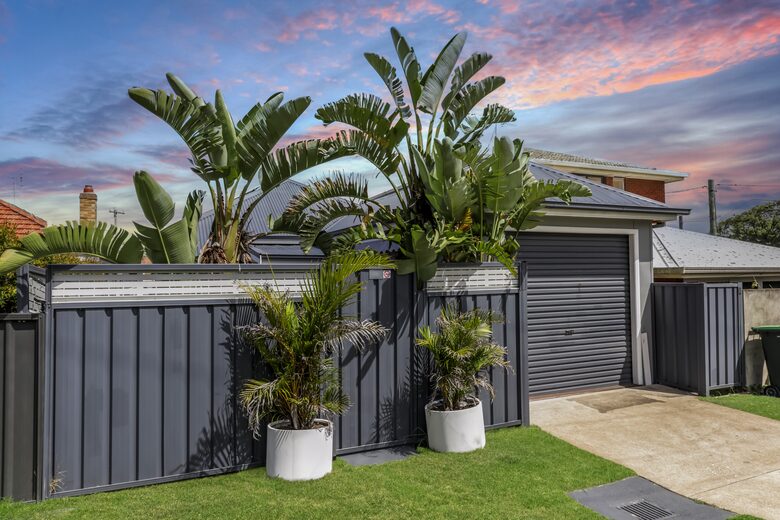Newcastle Living from a Stylish Mayfield Home - Mayfield, Australia