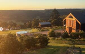Luxury Hinterland Escape on 200 Acres - The Barn Retreat - Coolgardie, Australia