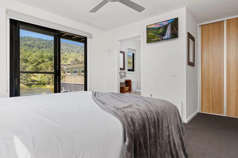 Modern Mountain Living at Lake Crackenback - Crackenback, Australia