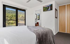Modern Mountain Living at Lake Crackenback - Crackenback, Australia