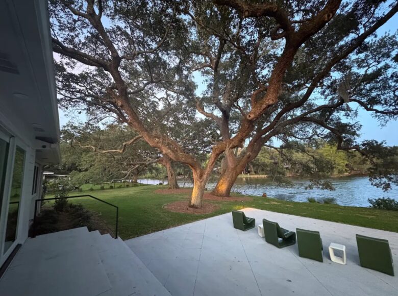 Waterfront Lowcountry Retreat Beneath Historic Live Oaks - Charleston, South Carolina