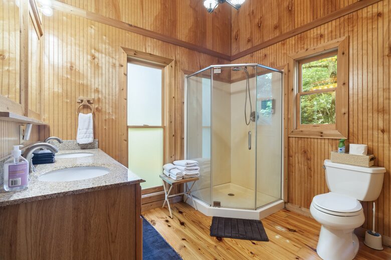 Creek Front Mountain Retreat - Hayesville, North Carolina