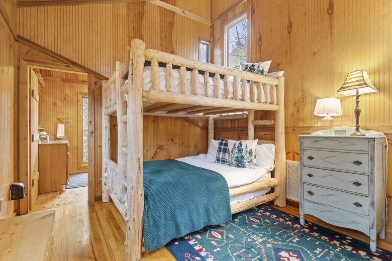 Creek Front Mountain Retreat - Hayesville, North Carolina