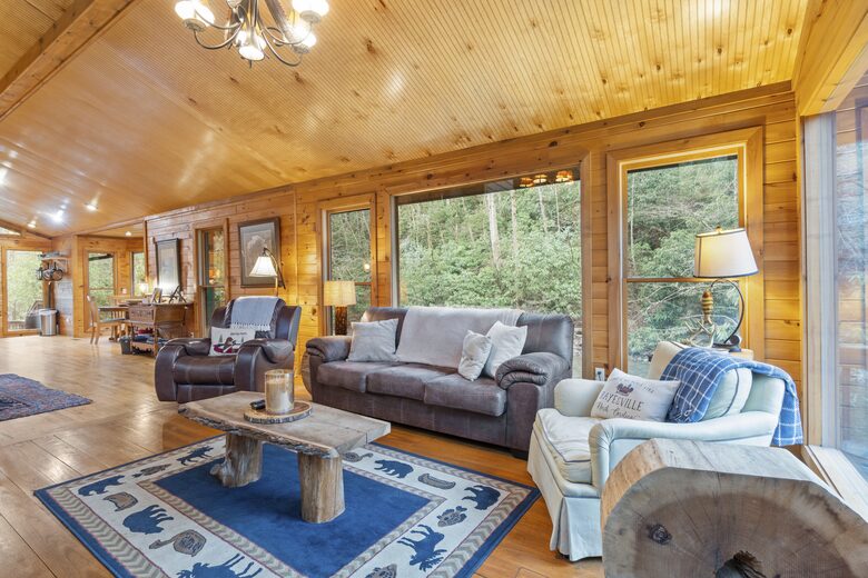 Creek Front Mountain Retreat - Hayesville, North Carolina