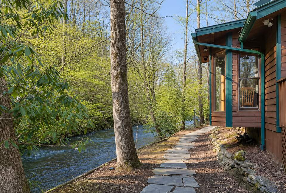 Creek Front Mountain Retreat - Hayesville, North Carolina