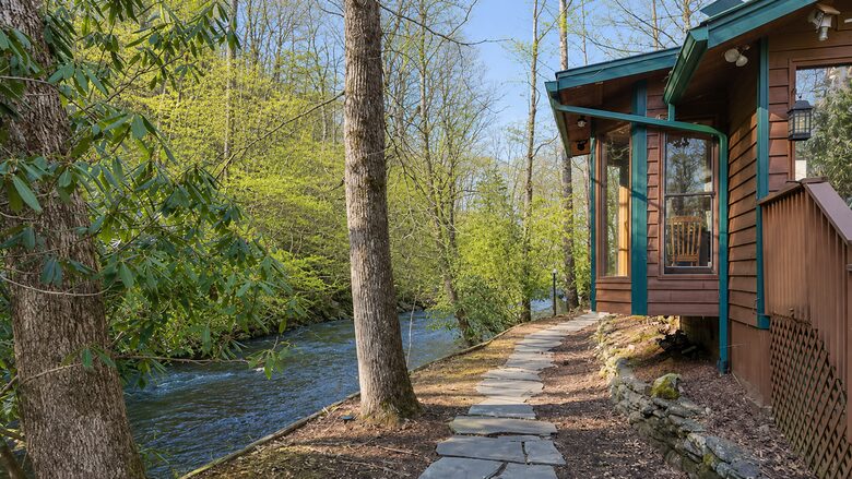Creek Front Mountain Retreat - Hayesville, North Carolina