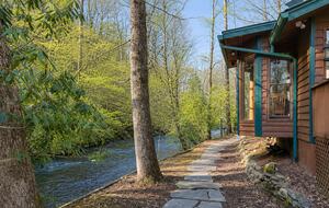 Creek Front Mountain Retreat - Hayesville, North Carolina