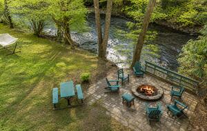 Creek Front Mountain Retreat - Hayesville, North Carolina
