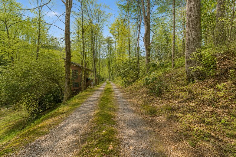 Creek Front Mountain Retreat - Hayesville, North Carolina