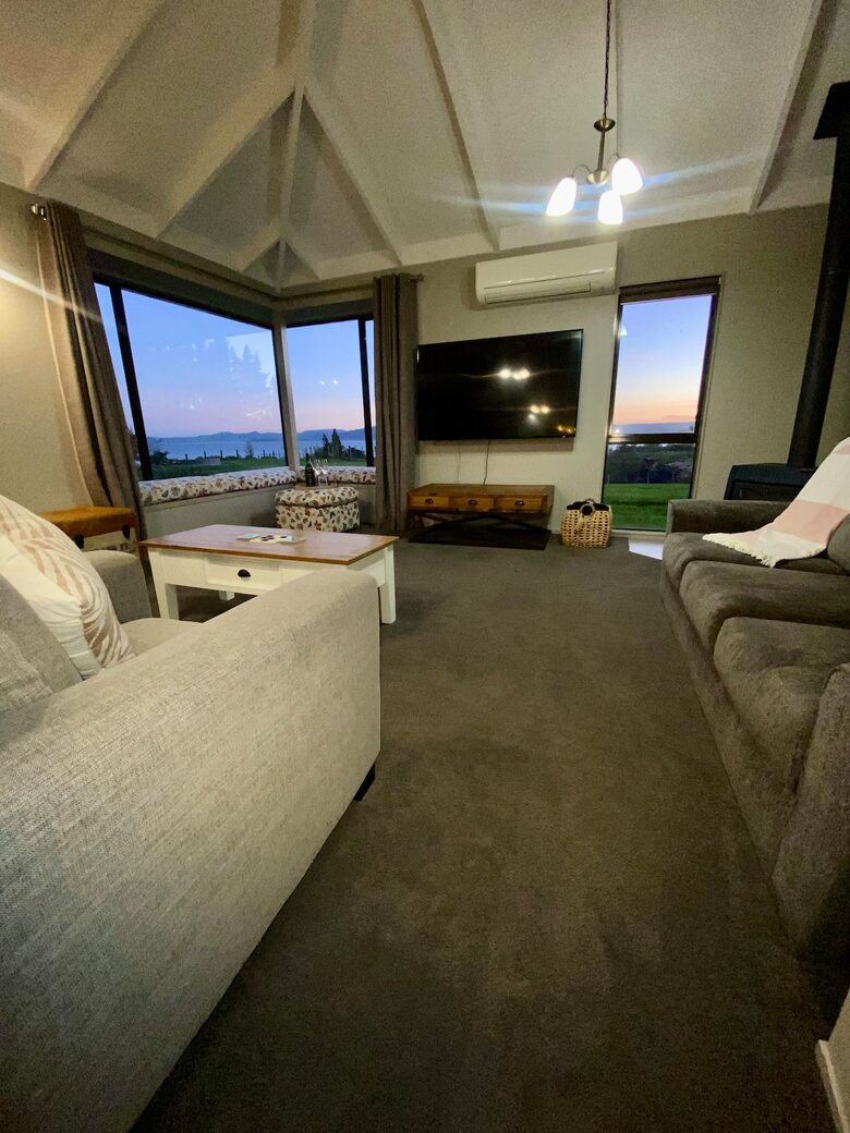 Lake Rotorua Farmhouse Retreat - Hamurana, New Zealand