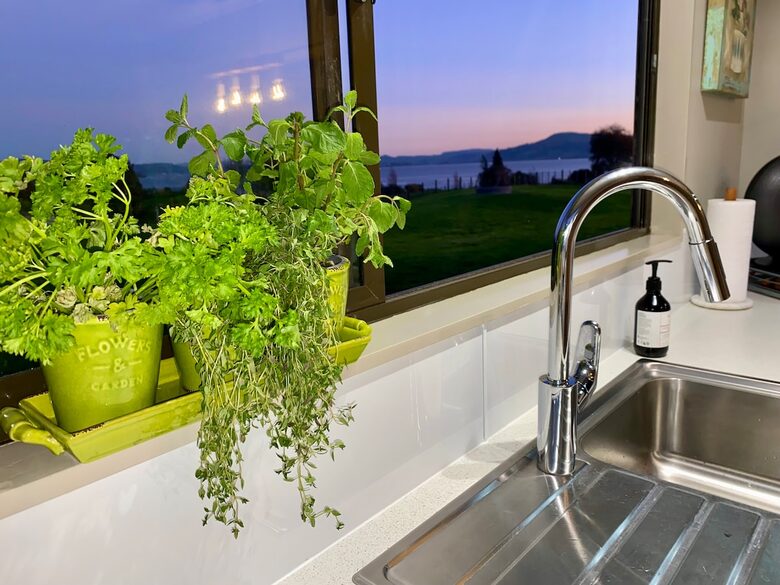 Lake Rotorua Farmhouse Retreat - Hamurana, New Zealand