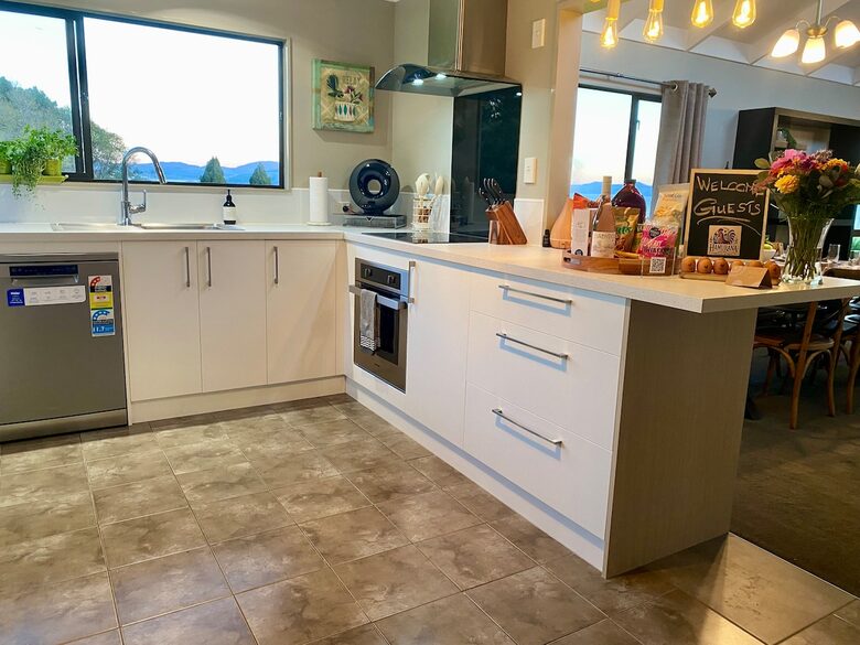 Lake Rotorua Farmhouse Retreat - Hamurana, New Zealand