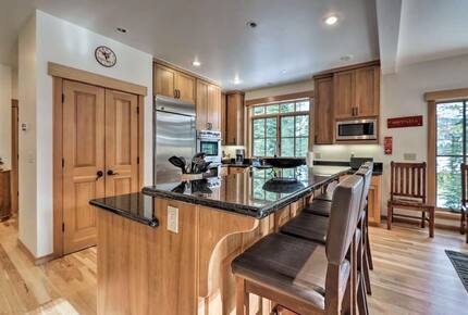 Northstar Mountain Retreat with Hot Tub & Walk to Ski Lift - Truckee, California