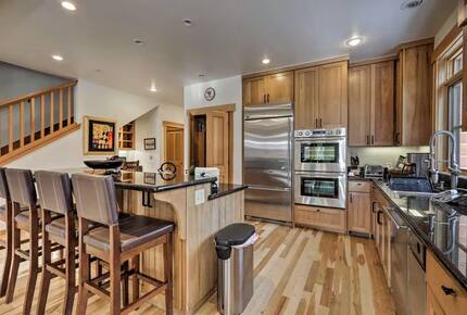 Northstar Mountain Retreat with Hot Tub & Walk to Ski Lift - Truckee, California