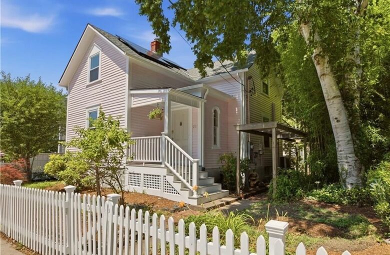 The Pink House Near Broadway Newport - Newport, Rhode Island