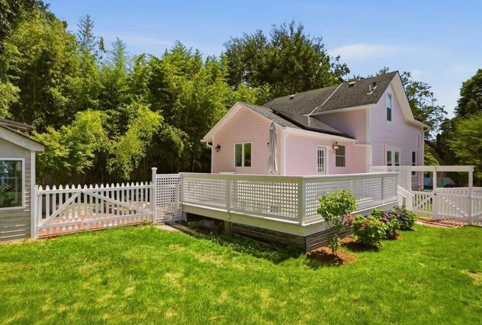 The Pink House Near Broadway Newport - Newport, Rhode Island