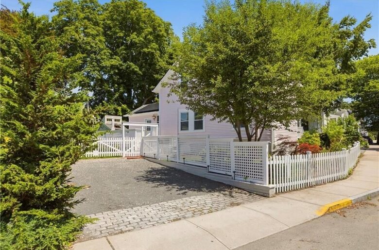 The Pink House Near Broadway Newport - Newport, Rhode Island