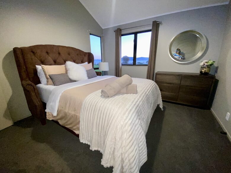 Lake Rotorua Farmhouse Retreat - Hamurana, New Zealand