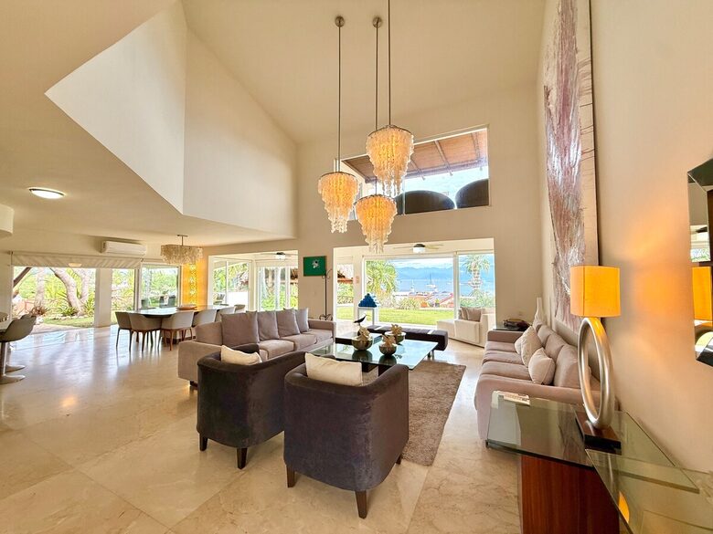 Ocean-View Villa in Punta Pelícanos - Cruz de Huanacaxtle, Mexico