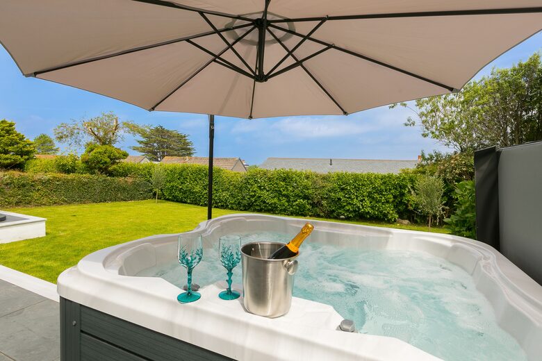 Contemporary Coastal Home with Panoramic Sea Views - St Ives, United Kingdom