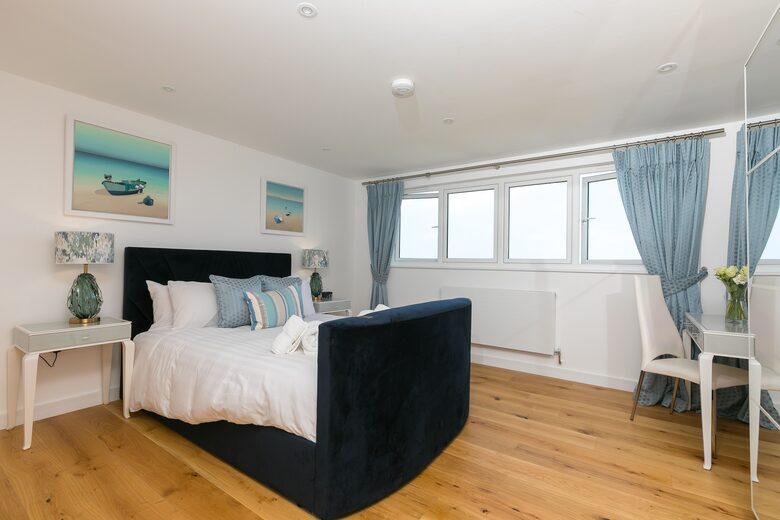 Contemporary Coastal Home with Panoramic Sea Views - St Ives, United Kingdom