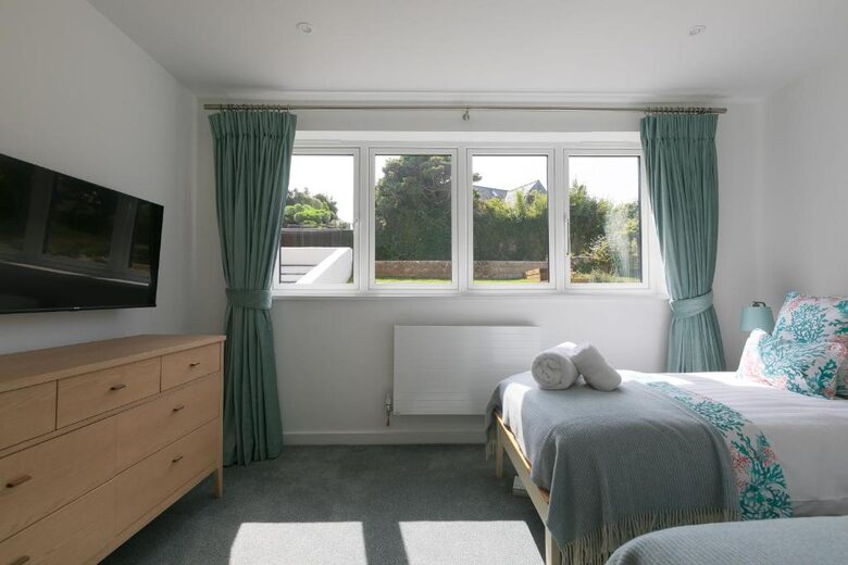 Contemporary Coastal Home with Panoramic Sea Views - St Ives, United Kingdom