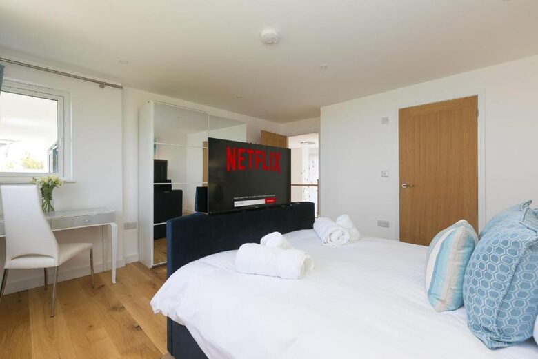 Contemporary Coastal Home with Panoramic Sea Views - St Ives, United Kingdom
