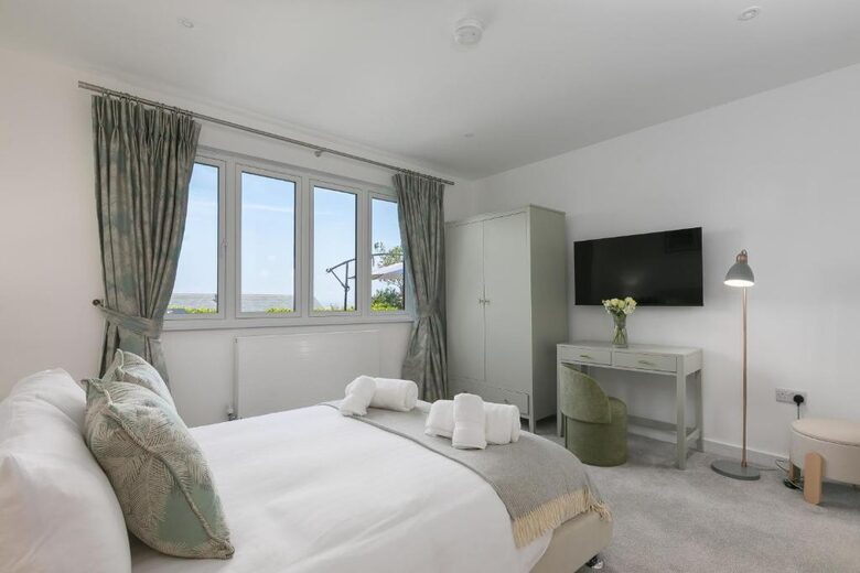 Contemporary Coastal Home with Panoramic Sea Views - St Ives, United Kingdom