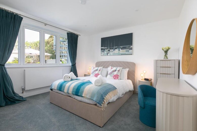 Contemporary Coastal Home with Panoramic Sea Views - St Ives, United Kingdom