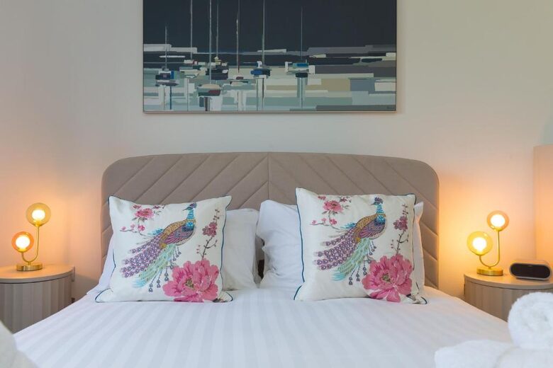 Contemporary Coastal Home with Panoramic Sea Views - St Ives, United Kingdom