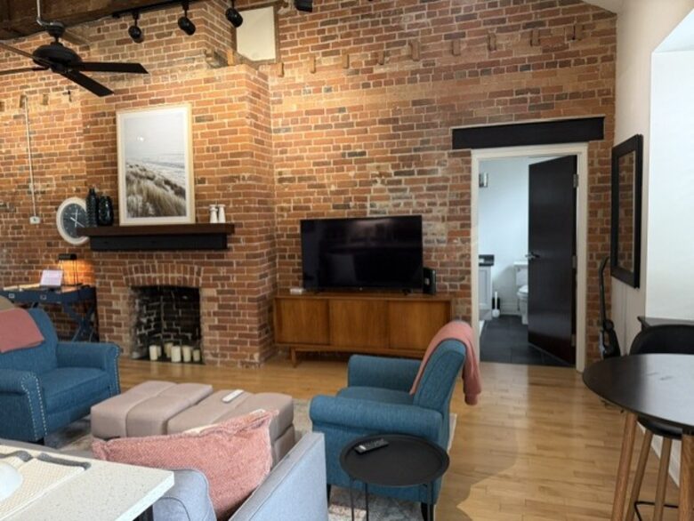 Historic Limestone Loft in Downtown Kingston - Kingston, Canada