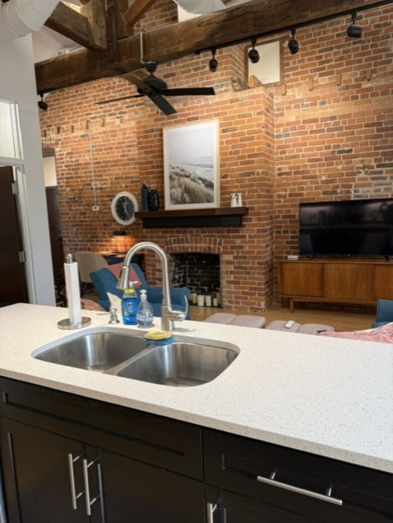 Historic Limestone Loft in Downtown Kingston - Kingston, Canada