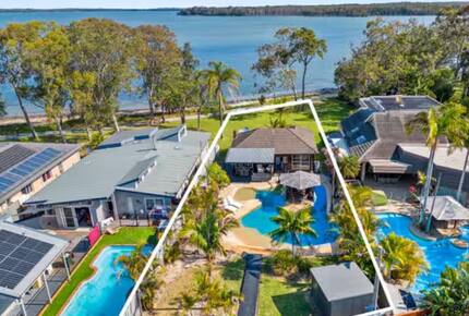 Tranquil Lake Munmorah Villa with Pool & Sauna - Lake Munmorah, Australia