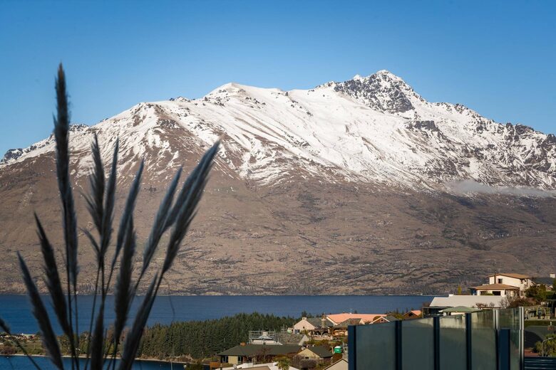 Elevated Alpine Residence Overlooking The Remarkables - Queenstown, New Zealand