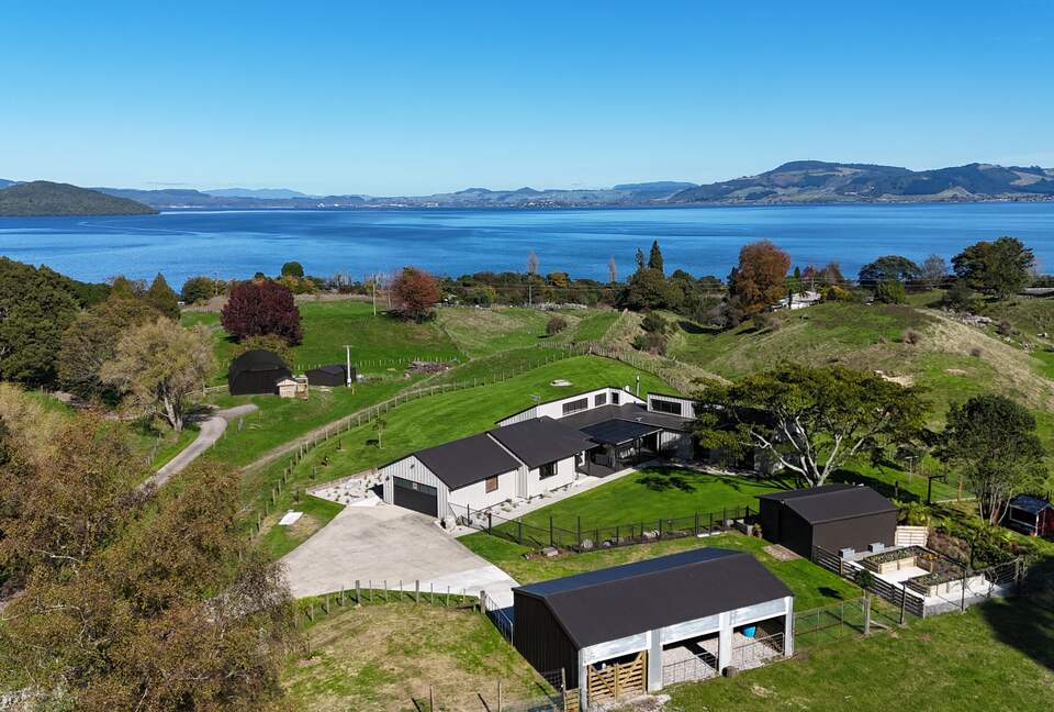 Lake Rotorua Farmhouse Retreat - Hamurana, New Zealand