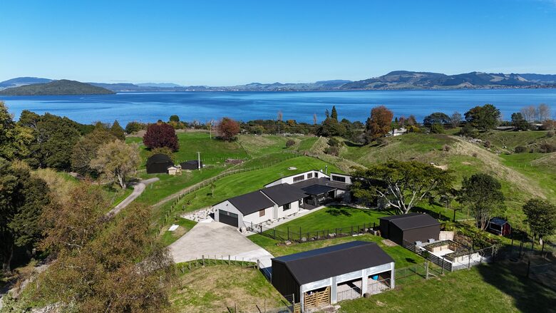 Lake Rotorua Farmhouse Retreat - Hamurana, New Zealand
