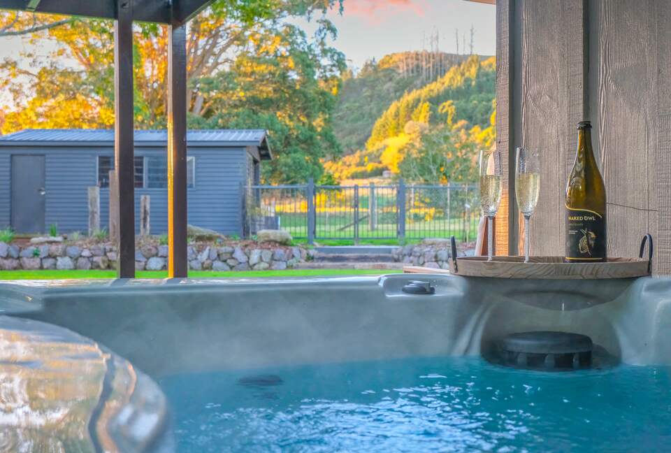 Lake Rotorua Farmhouse Retreat - Hamurana, New Zealand