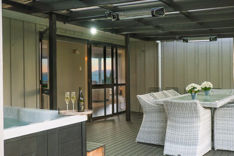 Lake Rotorua Farmhouse Retreat - Hamurana, New Zealand