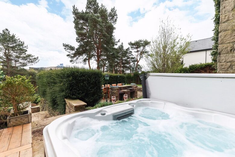 Period Country House with Valley Views - Stockport, Disley, United Kingdom