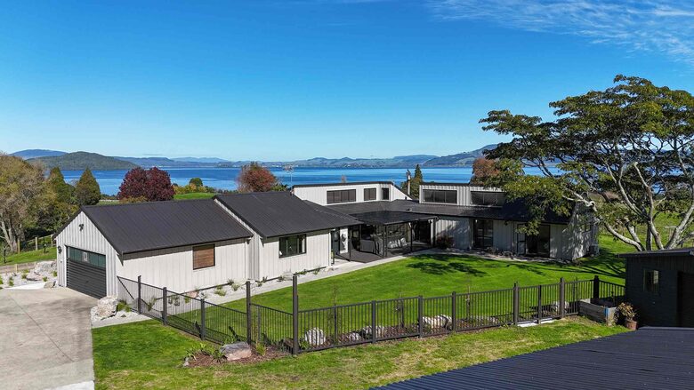Lake Rotorua Farmhouse Retreat - Hamurana, New Zealand