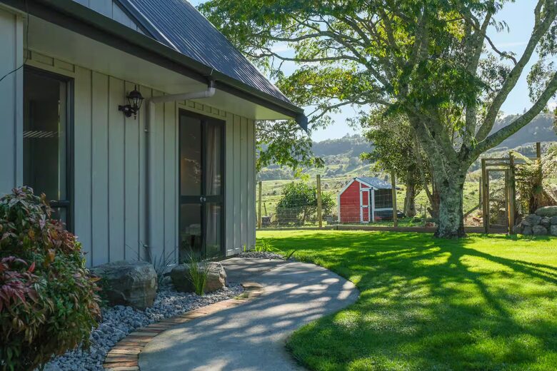 Lake Rotorua Farmhouse Retreat - Hamurana, New Zealand