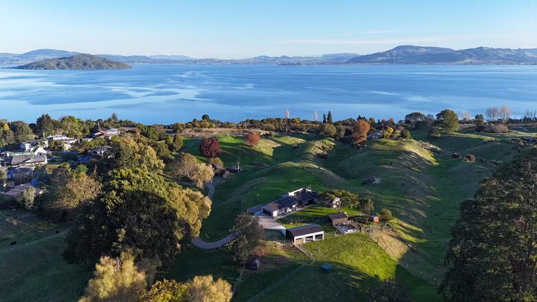 Lake Rotorua Farmhouse Retreat - Hamurana, New Zealand