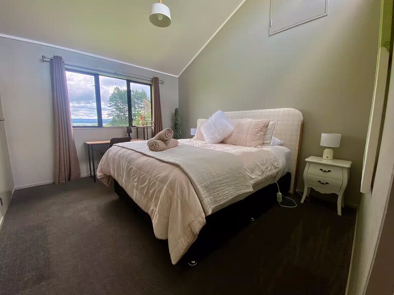 Lake Rotorua Farmhouse Retreat - Hamurana, New Zealand